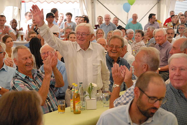 Beeindruckend: Hermann Kramer, heute 94 Jahre alt, war schon beim Baubeginn der Ciba-Gebäude an der Öflinger Straße im Jahr 1948 dabei.
