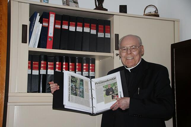 Archiv: 50 Ordner, einen für jedes seiner Jahre als Seelsorger in Eggingen, hat Pfarrer Hans Jürgen Allgaier erstellt. In diesem sehr ...