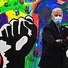 Bis zuletzt im Wahlkampf: Der Demokrat Joe Biden besucht am Wahltag mit Mundschutz &bdquo;The Warehouse for teens by teens&ldquo; in ...
