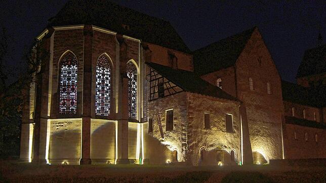 Mit nur einigen Leuchten und geringer Intensität wurden in den vergangenen Wochen die romanischen Kirchen auf der Insel Reichenau an ...
