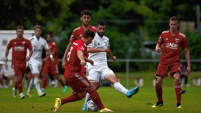 Der FC Überlingen (rote Trikots) hatte dem FV Ravensburg nicht viel entgegenzusetzen im Finale des Markdorf-Cups.