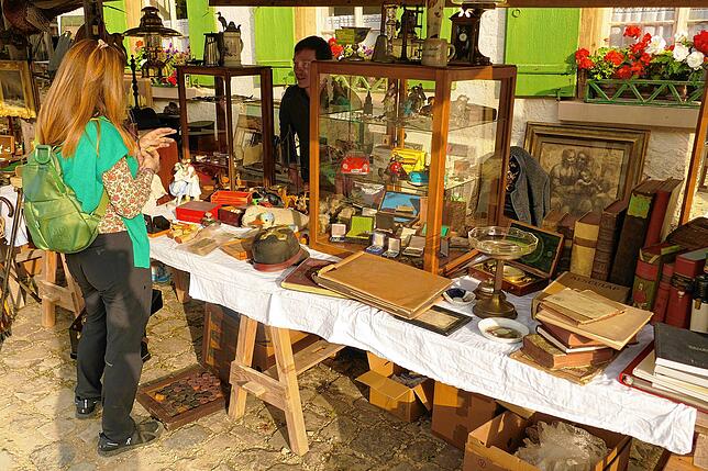 An den Marktständen im Museumsdorf wurden am Samstag Antiquitäten angeboten. | Bild: Heinrich Sturm