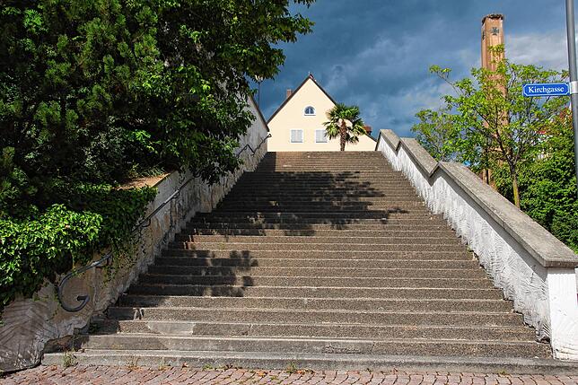 Die Treppe zum Kirchenvorplatz soll ebenfalls saniert werden und erhält einen zusätzlichen Handlauf in der Mitte.