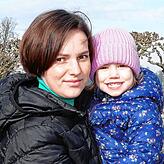 Zhenya Vdovyna, hier mit der jüngsten Tochter Alina, flüchtete mit ihrer Familie Ende Mai von Chmelnizkij nach Konstanz. Die Familie ...