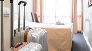 Die meisten Ankünfte verzeichnen die Hotelbetriebe. Bild: stock.adobe.com/fotofabrika