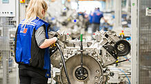 Motorenproduktion bei Rolls Royce Power Systems in Friedrichshafen: Bis zu acht Tage mehr Freizeit können viele Beschäftigte 2019 ...