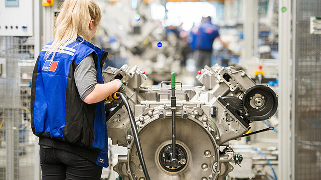 Motorenproduktion bei Rolls Royce Power Systems in Friedrichshafen: Bis zu acht Tage mehr Freizeit können viele Beschäftigte 2019 ...