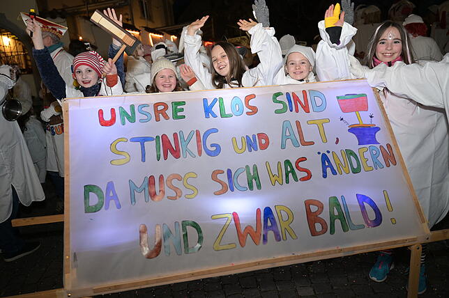 18:55: Schüler der Stephansschule machen sich über die Toiletten ihrer Lehranstalt lustig. Humor und politische Botschaft, das verbindet ...
