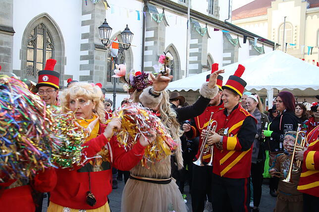Bild 4: Die Girls von Cheerio Ratoldi geben den Groove auf dem Marktplatz vor