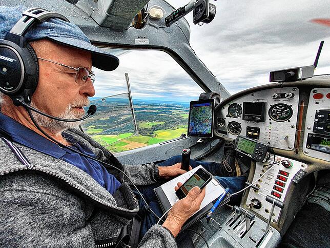 Pilot Gerhard Plessing bei der Jagd nach Mendes Ballon, beziehungsweise Fallschirm, an dem die Kameras hängen.