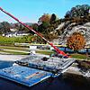 Nach dem Ende der Landesgartenschau wird die Seebühne im Uferpark, der künftig Bürgerpark heißen soll, mit einem Autokran abgebaut. Nun ...