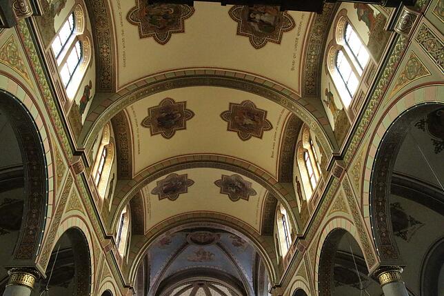 Ein großes Problem in der Stadtkirche: Die Decken und Seitenbrüstungen der sind stark mit Ruß behaftet.