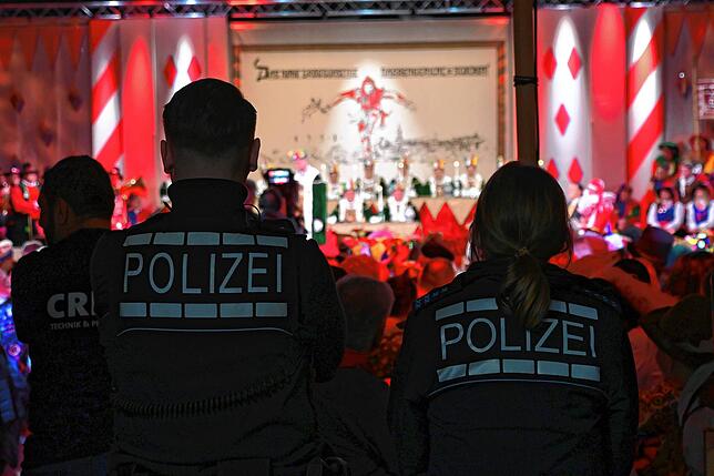 An verschiedenen Stellen verfolgen Polizisten die Verhandlung, falls etwas passiert.