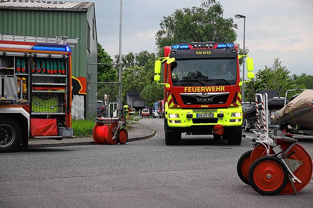Bild 9: Einsatzkräfte verhindern Schlimmeres – Bilder vom Brand im Industriegebiet