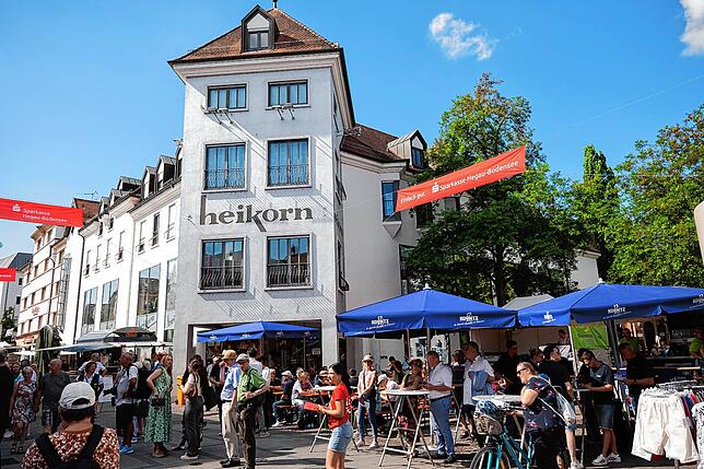 Überall vor den Bühnen, wie hier auf der August-Ruf-Straße, hat sich schnell Publikum versammelt.