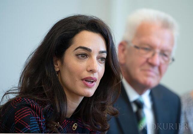 Die Menschenrechtsanwältin Amal Clooney (l) spricht mitte September im Staatsministerium in Stuttgart mit einer Journalistin. Rechts ...