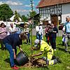 Ein Baum als Symbol des ukrainischen Dankes: Michaela Schmidt von der Stadtverwaltung und Ralf Reger vom Bauhof setzen den Kirschbaum in ...