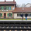 Zwei junge Menschen stehen am Haltepunkt der Bahn in Überlingen-Nußdorf. Das alte Bahnhofsgebäude mit Anbau dient als Jugendtreff und ...