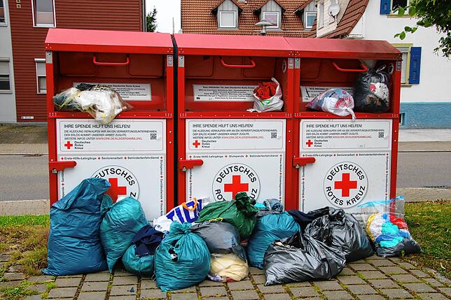 Auch der Rotkreuz-Container an der Rettungswache ist schon belagert.