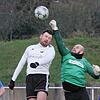 Lufthoheit: Torhüter Marcel Kappler (rechts) steht beim 3:3 seines FV Degerfelden immer wieder im Mittelpunkt. Hier klärt gegen den ...