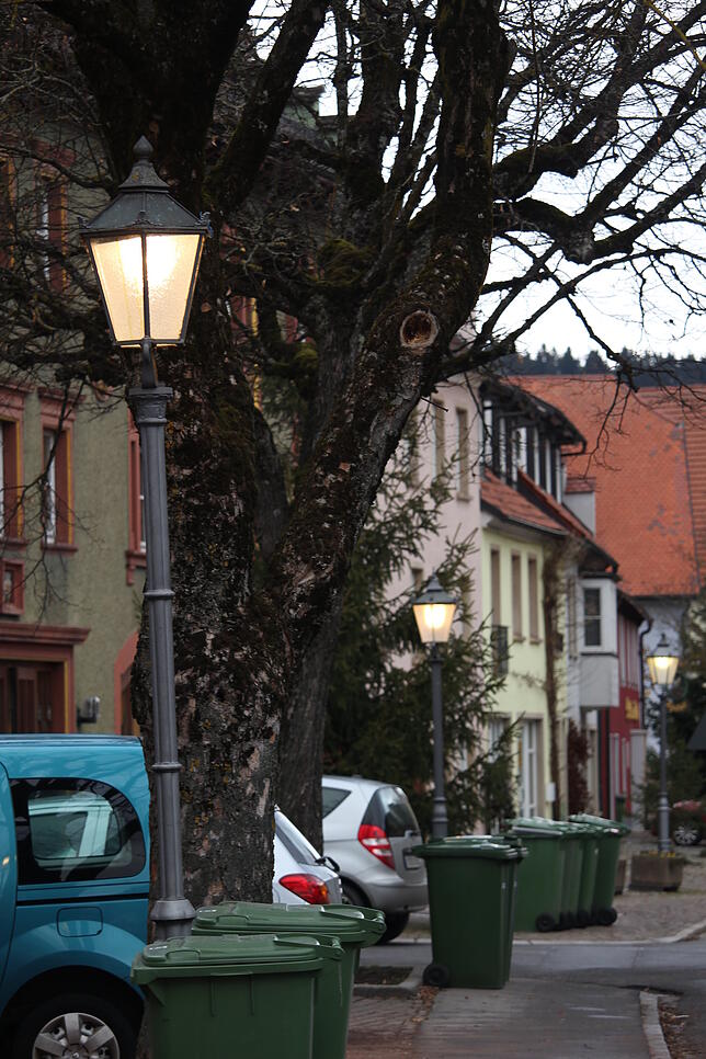 Ein Test der Altstadtleuchten tagsüber. Die Leuchtmittel werden bald ausgetauscht.