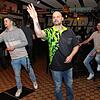 Der Pfeil saust Richtung Scheibe. Uwe Nocker trainiert mit seinen Dartsfreunden im Irish Pub.