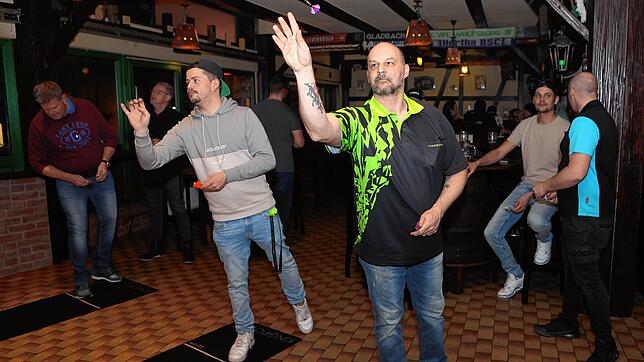 Der Pfeil saust Richtung Scheibe. Uwe Nocker trainiert mit seinen Dartsfreunden im Irish Pub.