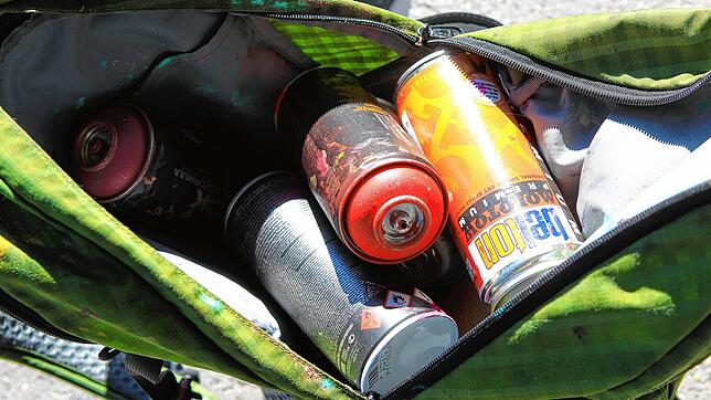 (Archivbild) Neben Sprühdosen fand die Polizei laut Pressemitteilung auch weitere „szenetypische“ Utensilien bei den Jugendlichen.