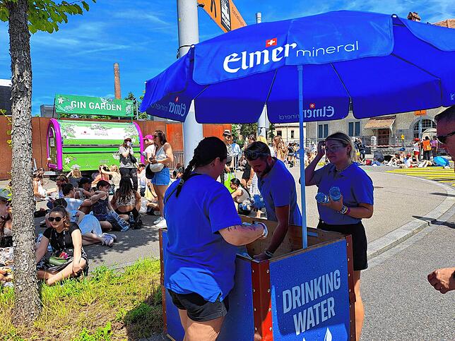 Wasser wird an die wartenden Fans verteilt.