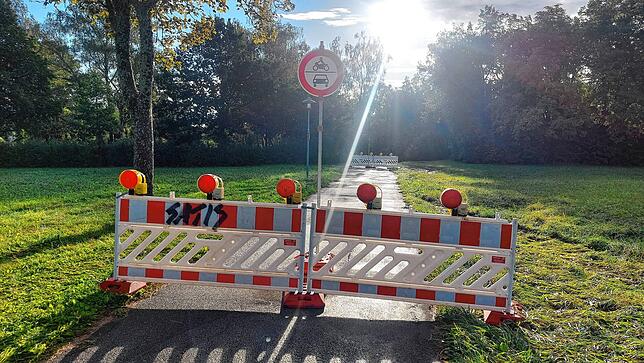 Zur Sicherheit wurden weiter oben auf der Schellenbergstraße kurz nach dem Ehrenfriedhof zwei weitere Straßensperren aufgestellt.
