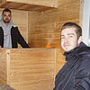 Die Cousins Tobias (hinterm Tresen) und Andreas Schurer aus Dingelsdorf sind stolz auf ihren selbstgebauten Bauwagen, der ein Treffpunkt ...