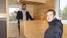 Die Cousins Tobias (hinterm Tresen) und Andreas Schurer aus Dingelsdorf sind stolz auf ihren selbstgebauten Bauwagen, der ein Treffpunkt ...