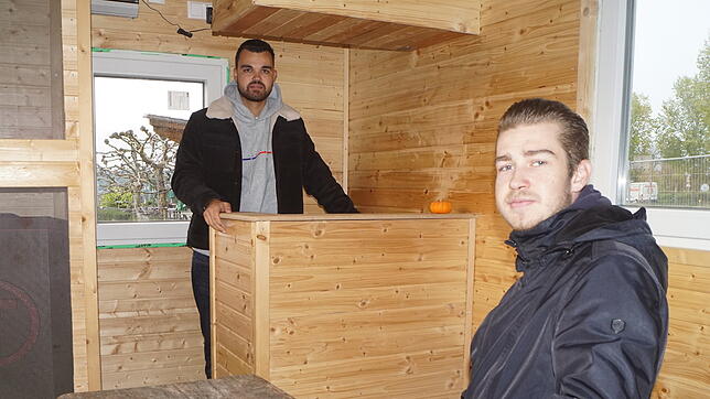 Die Cousins Tobias (hinterm Tresen) und Andreas Schurer aus Dingelsdorf sind stolz auf ihren selbstgebauten Bauwagen, der ein Treffpunkt ...