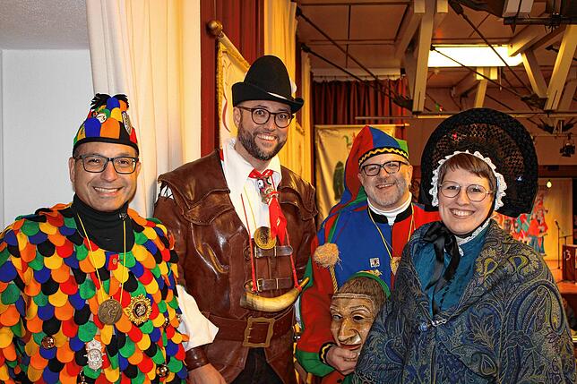 Die anderen Gliederungsführer Lars Wegmann, Dominik Mutzel, Michael Hahn und Lea Ossola (von links) gratulieren den Marketenderinnen ...
