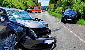 Ein Großaufgebot an Rettungskräften ist am Montagmittag im Einsatz, um die Verletzten zu retten.