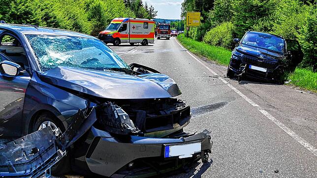 Ein Großaufgebot an Rettungskräften ist am Montagmittag im Einsatz, um die Verletzten zu retten.
