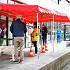 Falls es doch mal regnen sollte, schützt das rote Pavillon die Testwilligen im Innenhof der Rettungsleitstelle.