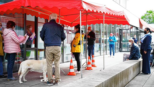 Falls es doch mal regnen sollte, schützt das rote Pavillon die Testwilligen im Innenhof der Rettungsleitstelle.
