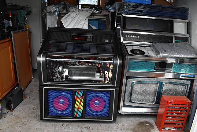 Links eine NSM Musikbox für Platten und für CDs in der Sammlung von Kurt Huber.