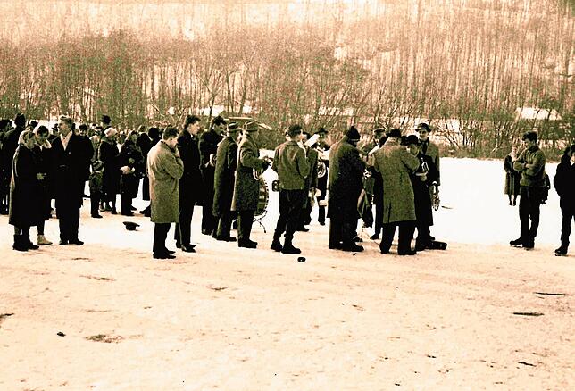 Hugo Thomann, damals Vorsitzender des Musikvereins Öflingen, fotografierte im Februar 1963 ein Promenadenkonzert des Musikvereins am Rhein.