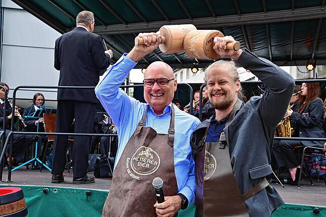 Immer zu einem Spaß aufgelegt. Bürgermeister Michael Rieger (links) und sein finnischer Amtskollege Tuomas Hirvonen, der mit einer ...