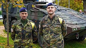 Vor dem Gefechtfahrzeug auf dem Tengener Schätzele-Markt zu sehen sind Stabsfeldwebel Martin Merk (li) und Major Emmanuel Adrien.