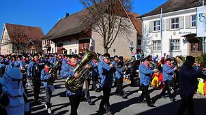Nicht nur die Sonne sorgt beim Rosenmontagsumzug für gute Stimmung, auch die Orsinger Narrenkapelle begeistert die Besucher.