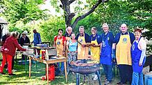 Von links am Grill: Erika Götz, Hans-Theodor Cordes, Anette Piro, Markus Piro, Oliver Bittlingmaier, Hans-Joachim Bürner, Marc ...