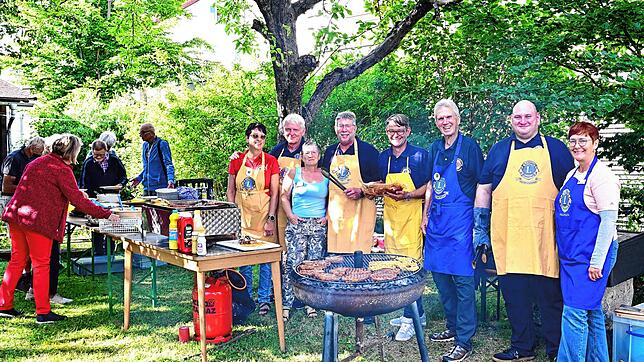 Von links am Grill: Erika Götz, Hans-Theodor Cordes, Anette Piro, Markus Piro, Oliver Bittlingmaier, Hans-Joachim Bürner, Marc ...