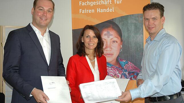 Um die Menschen- und Arbeitsrechte zu schützen, übergab Florian Eckert (rechts) vom Weltladen Wehr 250 Unterschriften aus dem Landkreis ...