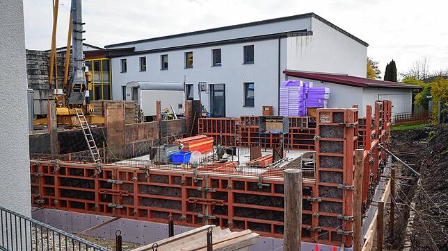 Der Anbau eines Gymnastikraums an die Turnhalle bei der Sernatingenschule in Ludwigshafen hat begonnen. Links ist aus diesem Winkel eine ...