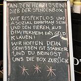 Dass die Mitarbeiter empört sind über den Diebstahl, ist für viele verständlich: Auf einem Aufsteller schreiben sie direkt an den ...