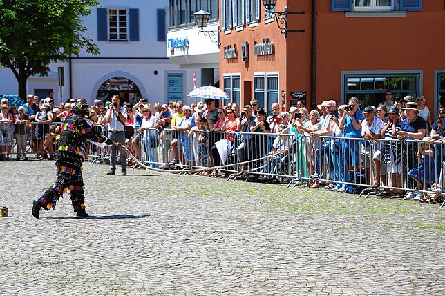 Das Hänsele schwingt die Karbatsche auf der Hofstatt.
