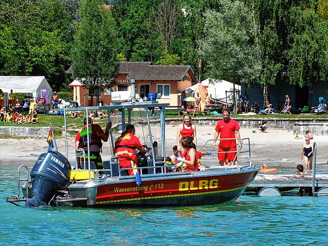 Der Wasserstand am Strandbad von Öhningen ist besonders niedrig. Das Rettungsboot kann nicht am Steg landen. Die Übergabe des ...